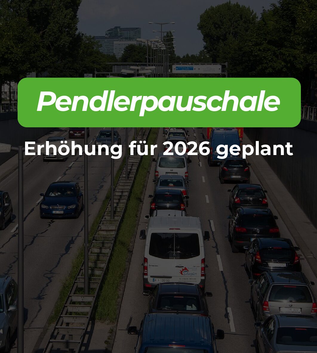 Eine mehrspurige Straße mit Stau, darauf der Text Pendlerpauschale Erhöhung für 2026 geplant